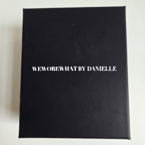 New WeWoreWhat Seashell Charm Gold Hoop Drop Earrings New In Box - Picture 3 of 3